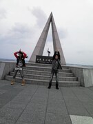 宗谷岬にある「日本最北端の地の碑」を訪れた百田夏菜子と高城れに。