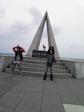 宗谷岬にある「日本最北端の地の碑」を訪れた百田夏菜子と高城れに。