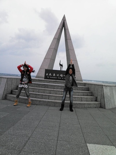 宗谷岬にある「日本最北端の地の碑」を訪れた百田夏菜子と高城れに。