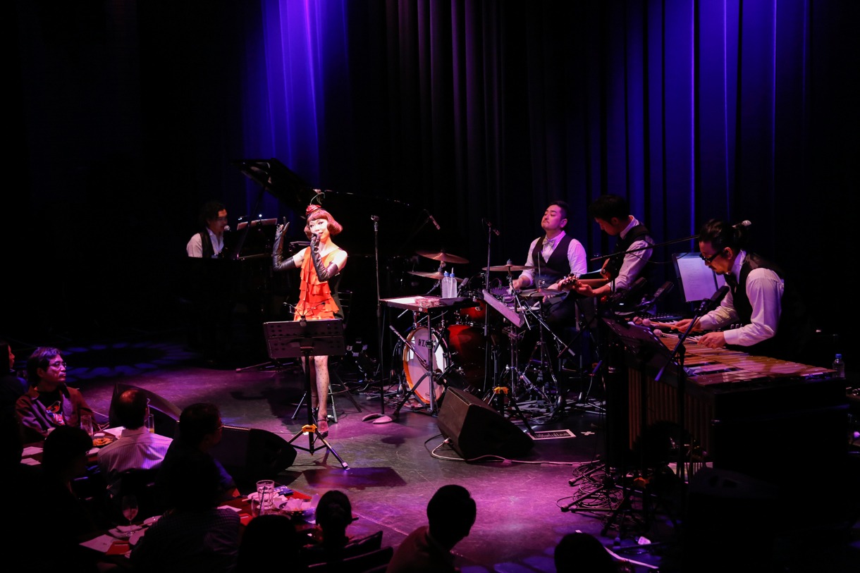 「Miss Maki Nomiya sings "Shibuya-kei Standards" ～野宮真貴、渋谷系を歌う。」Billboard Live TOKYO公演より（Photographer：上山陽介）
