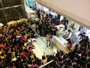 大勢のファンに囲まれる百田夏菜子と高城れに。