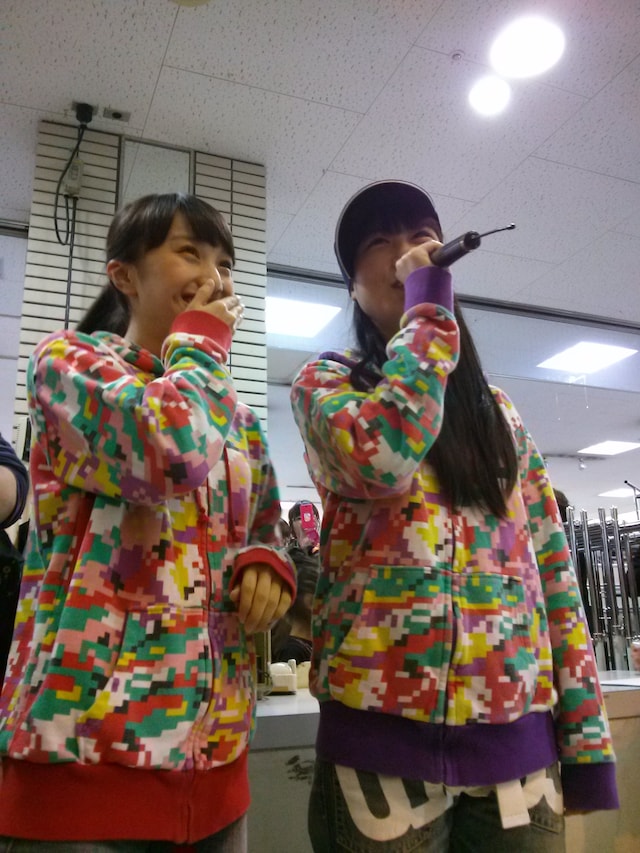 よこおかレコード稚内西條店​を訪れた百田夏菜子（左）と高城れに（右）。