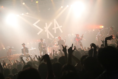 東京スカパラダイスオーケストラ「ライブハウスツアー2013『STAND OUT!』」初日公演の様子。（Photo by Rickey Wang）