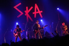 東京スカパラダイスオーケストラ「ライブハウスツアー2013『STAND OUT!』」初日公演の様子。（Photo by Rickey Wang）