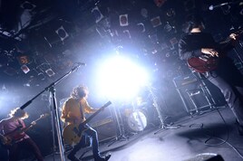 快進撃中KANA-BOON、超満員クアトロで熱烈ワンマン