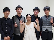 安藤裕子とバンドメンバー。