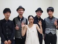 安藤裕子とバンドメンバー。