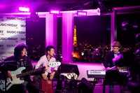 「MUSIC FRIDAY on Google+ | YouTube」での風味堂のスタジオライブの様子。