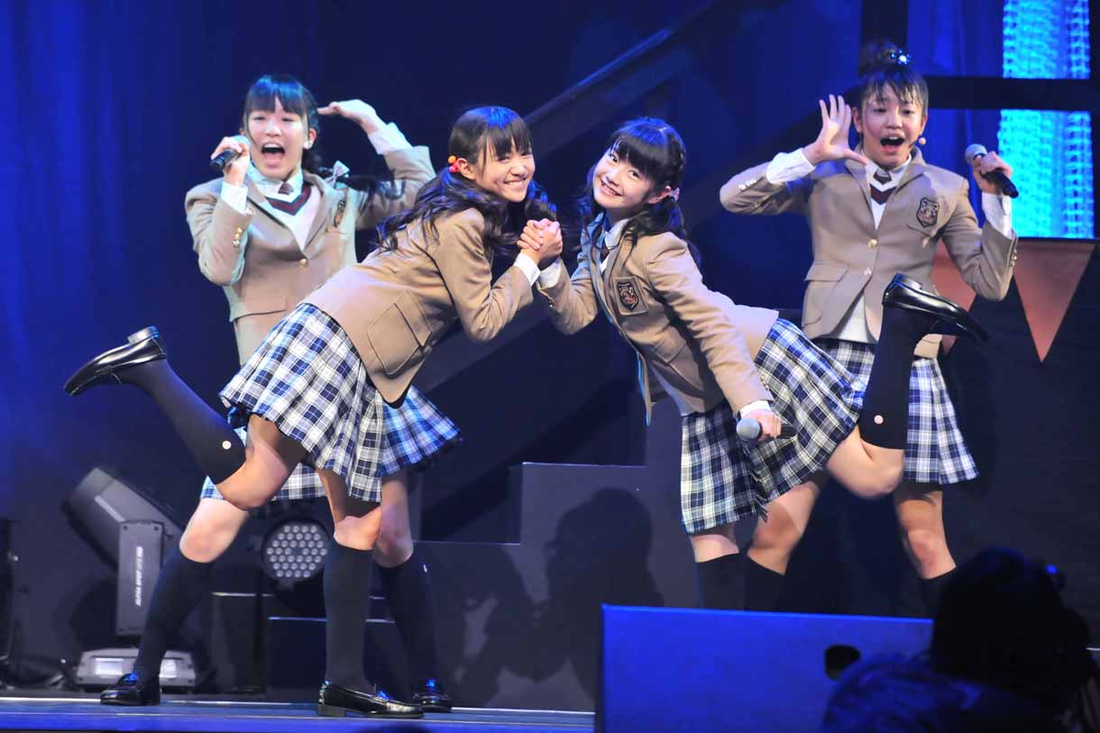 手前左から菊地最愛、水野由結。