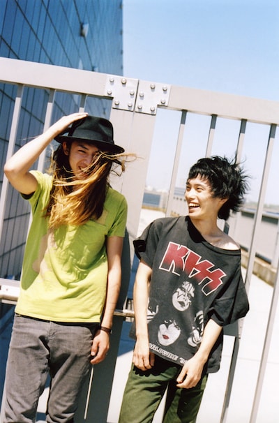 左から下津光史（踊ってばかりの国）、福田哲丸（快速東京）。