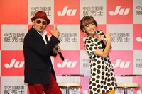 左から横山剣、鈴木奈々。