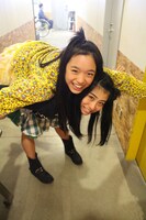 楽屋でじゃれる伊藤千由李（上）と坂本遥奈（下）。