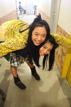 楽屋でじゃれる伊藤千由李（上）と坂本遥奈（下）。