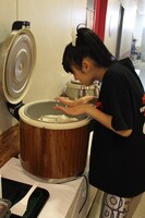 暖をとるために炊飯器を開ける咲良菜緒。