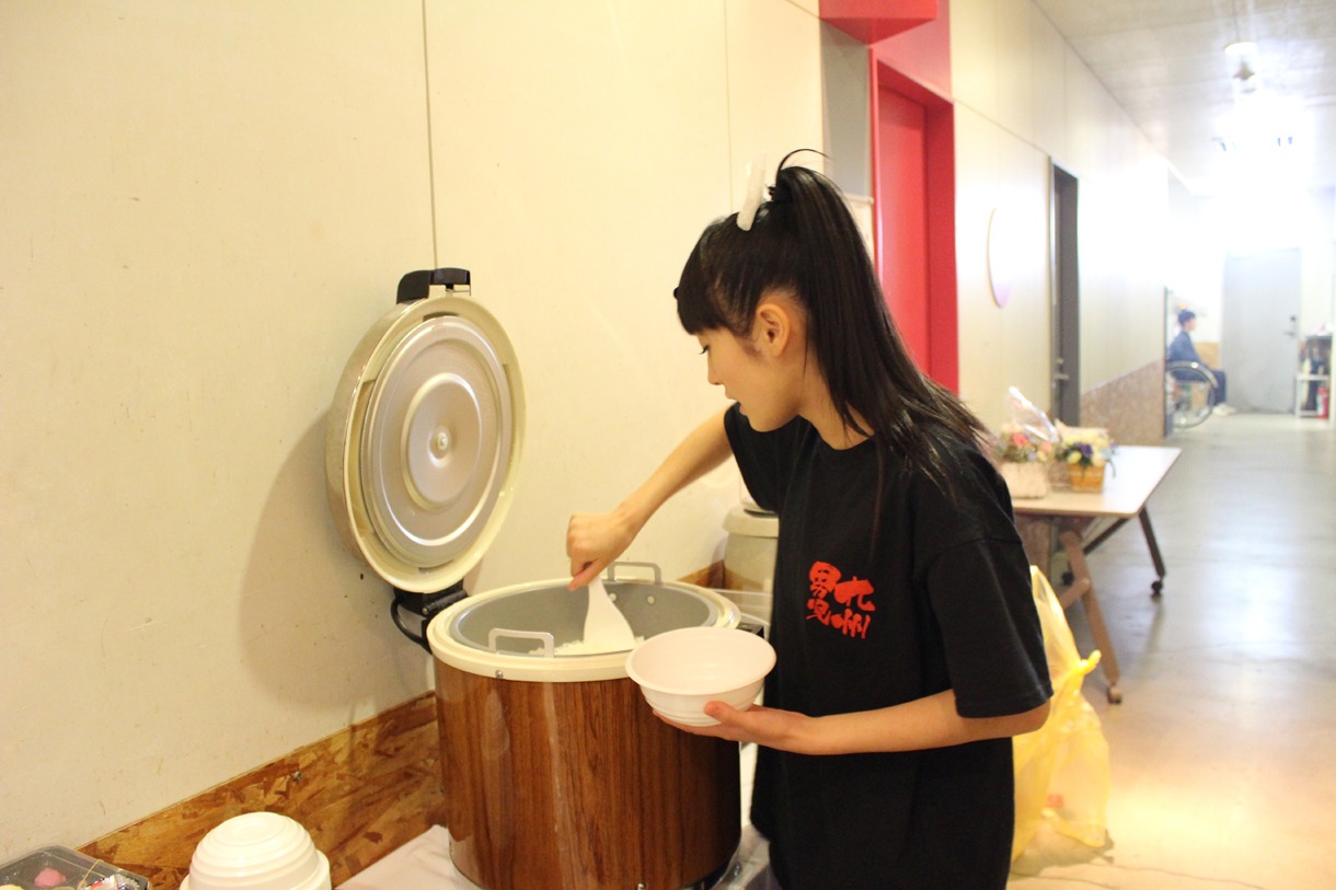 結局ごはんを食べる咲良菜緒。