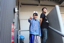 咲良菜緒（左）とチームしゃちほこ店長（右）。