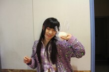 おにぎりを手に恍惚の表情を浮かべる大黒柚姫。