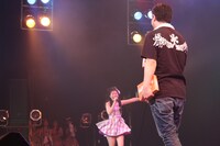 ヒロインに選ばれステージに走る大黒柚姫。