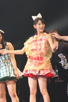 特製エプロンを着用した秋本帆華。