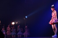 ソロ曲「おっとりガールの憂鬱」を歌う秋本帆華（右端）と見守るチームしゃちほこメンバー。