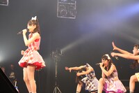 誕生日が近い秋本帆華（左端）に全力で“ケチャ”をするメンバー。