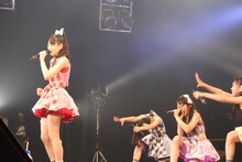 誕生日が近い秋本帆華（左端）に全力で“ケチャ”をするメンバー。