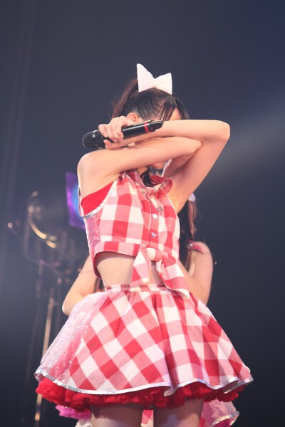 泣き顔を覆い隠す秋本帆華。