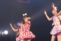 涙ぐむ秋本帆華。