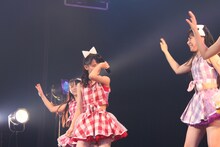 涙ぐむ秋本帆華。