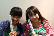 咲良菜緒（左）と安藤ゆず（右）。