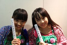 咲良菜緒（左）と安藤ゆず（右）。