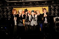 司会の星野卓也を囲むSCREW。