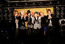 司会の星野卓也を囲むSCREW。