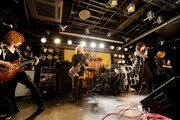 熱いライブを繰り広げるSCREW。