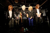 センターを勝ちとったルイ（真ん中）と、負けたメンバーたち。