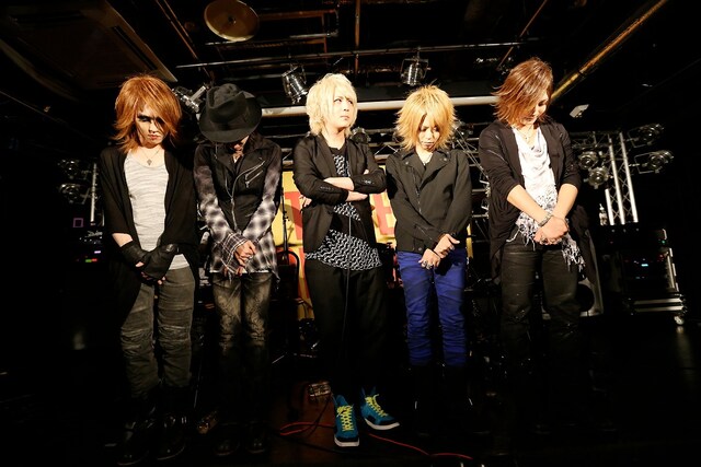 センターを勝ちとったルイ（真ん中）と、負けたメンバーたち。