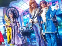 高橋みなみは、奇抜な衣装のももクロに負けじと高見沢の扮装をして“たかみな沢”に。