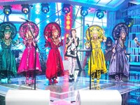 オープニングシーンでのももいろクローバーZと南明奈。