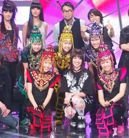 収録後の記念撮影の様子。