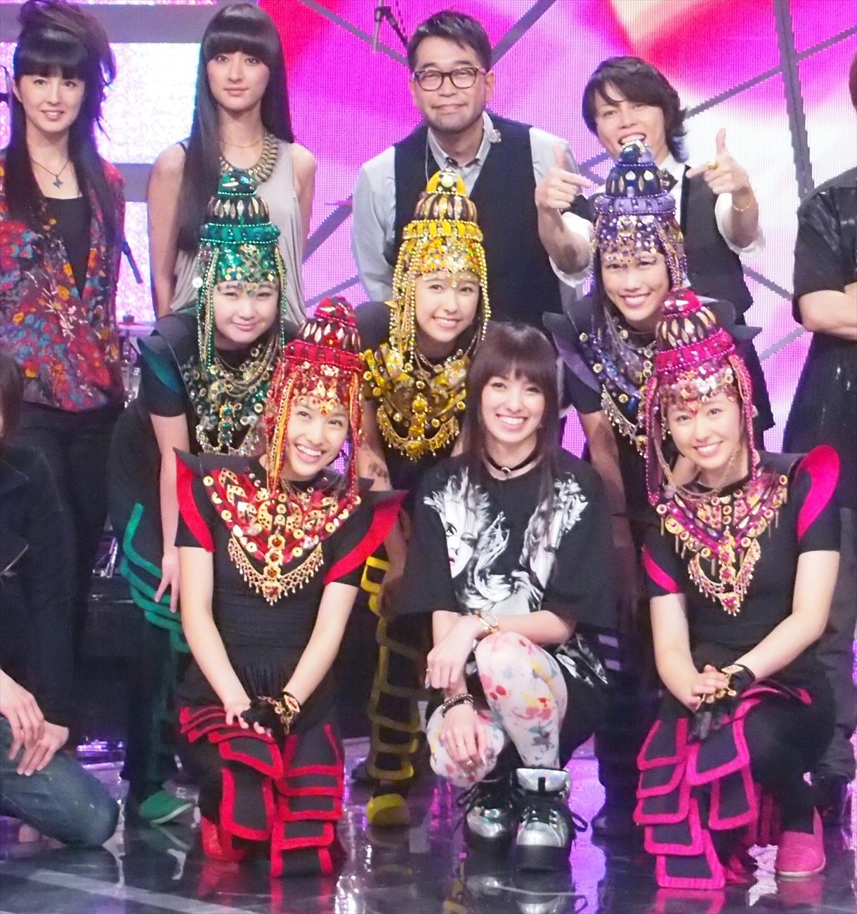 収録後の記念撮影の様子。