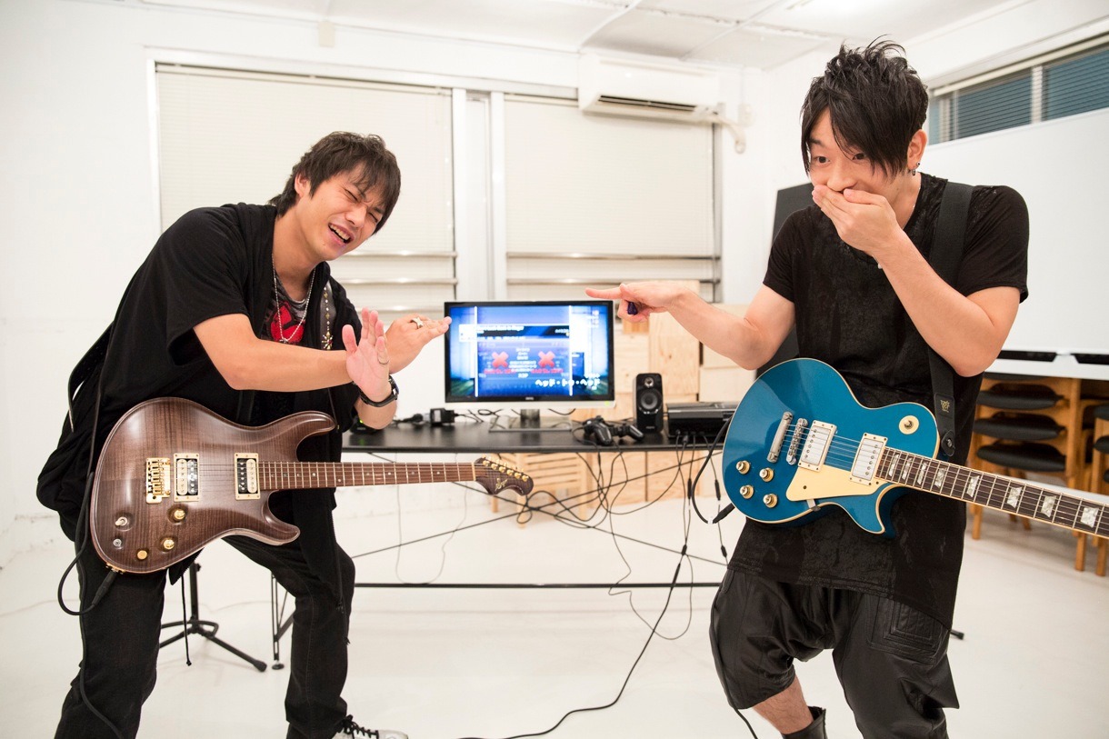 「ロックスミス2014」をプレイ中のピエール中野（左）とかみじょうちひろ（右）。