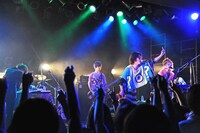 「髭×0.8秒と衝撃。 in "DECADE”」0.8秒と衝撃。のライブの様子。