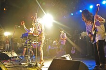 「髭×0.8秒と衝撃。 in "DECADE”」0.8秒と衝撃。のライブの様子。