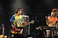 「髭×0.8秒と衝撃。 in "DECADE”」0.8秒と衝撃。のライブの様子。