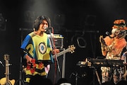 「髭×0.8秒と衝撃。 in "DECADE”」0.8秒と衝撃。のライブの様子。