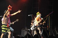 「髭×0.8秒と衝撃。 in "DECADE”」0.8秒と衝撃。のライブの様子。