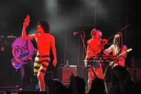 「髭×0.8秒と衝撃。 in "DECADE”」0.8秒と衝撃。のライブの様子。