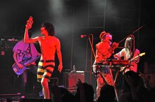 「髭×0.8秒と衝撃。 in "DECADE”」0.8秒と衝撃。のライブの様子。