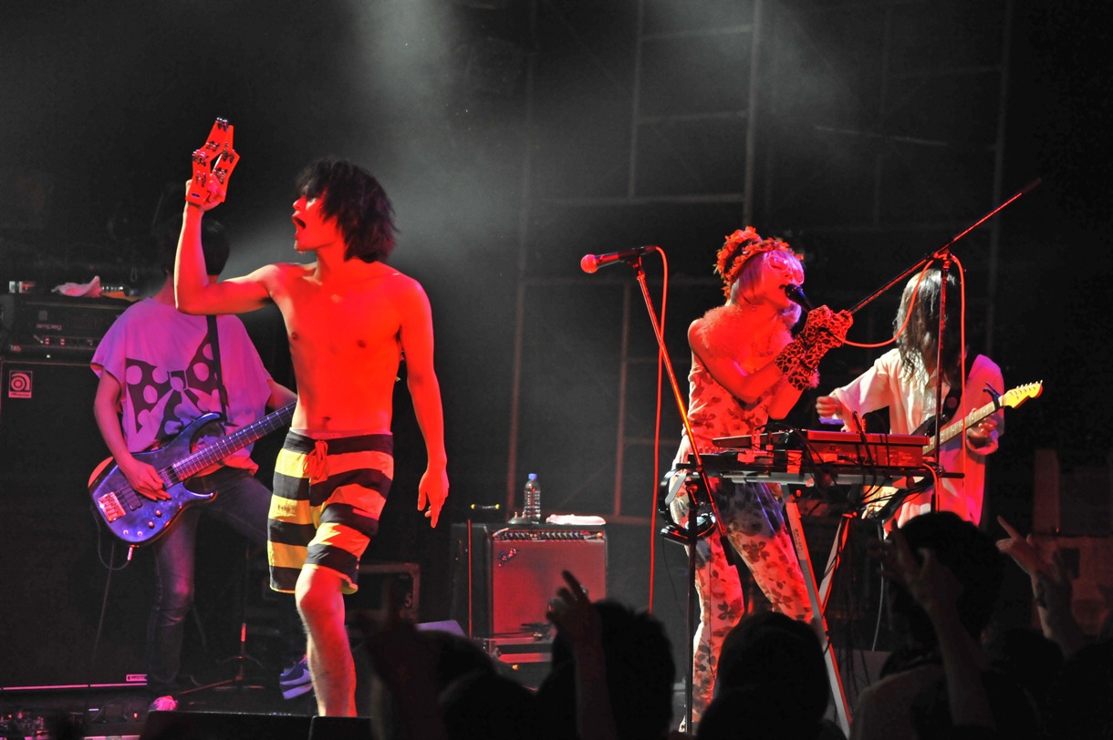 「髭×0.8秒と衝撃。 in "DECADE”」0.8秒と衝撃。のライブの様子。