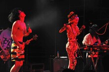 「髭×0.8秒と衝撃。 in "DECADE”」0.8秒と衝撃。のライブの様子。